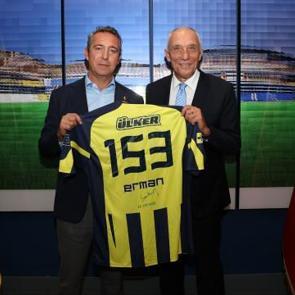Erman Kunter'den Fenerbah&ccedil;e Basketbol M&uuml;zesi'ne anlamlı hediye