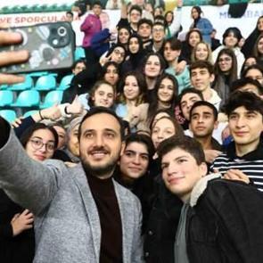 Bağcılar Belediyesi'nden üniversiteyi kazanan öğrencilere 10 bin TL ödül