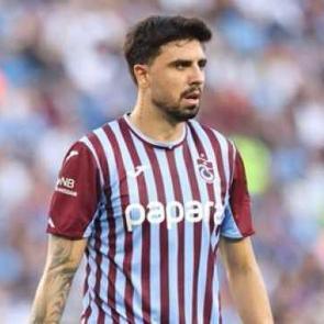 Ozan Tufan, koltuk değnekleriyle sahadan ayrıldı
