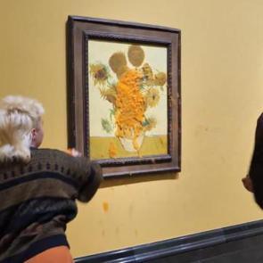 Van Gogh tablosuna &ccedil;orbalı saldırı!