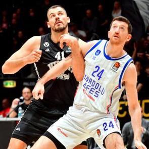 Anadolu Efes sezonu galibiyetle a&ccedil;tı!