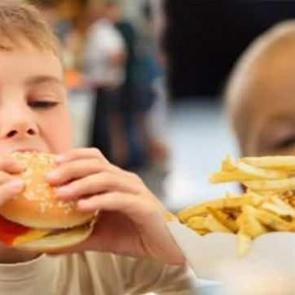 Uzman isim uyardı: &Ccedil;ocuklarda Fast-food t&uuml;ketimi tehlikesi! 