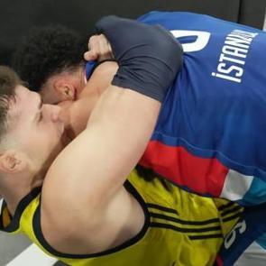 Anadolu Efes - F.Bah&ccedil;e Beko ma&ccedil;ında kavga! Birbirine girdiler