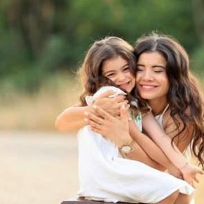 Ger&ccedil;eği kızıyla oyun oynarken fark etti! Erken tanıyla kurtuldu