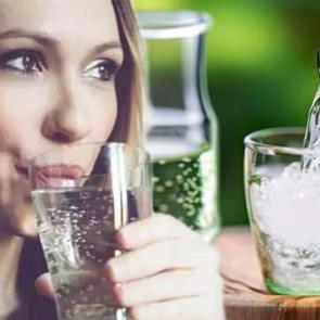 Yemekten hemen sonra maden suyu i&ccedil;mek faydalı mı? Bu hata mideyi bile delebilir!