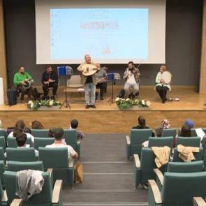 Bedene şifa veren eller, ruhun şifası m&uuml;ziği hobi edindi