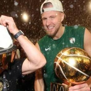 NBA yıldızı Fenerbah&ccedil;e formasıyla poz verdi