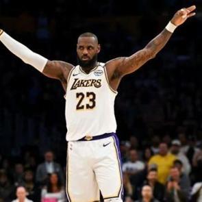 NBA'de LeBron James "triple-double" ile oynadı, Lakers 3'te 3 yaptı