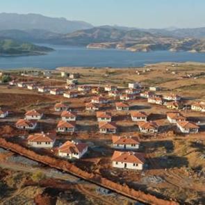 Teslim başladı! 879 köy evinden 531'inin anahtarı hak sahiplerinde