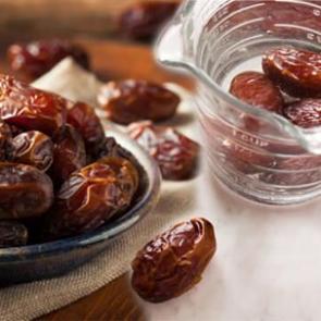 Islatılmış hurmanın faydaları nelerdir? Suda bekletip i&ccedil;ilince doğal &ouml;dem s&ouml;kt&uuml;r&uuml;c&uuml;ye d&ouml;n&uuml;ş&uuml;yor!