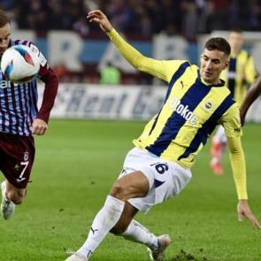 Akyazı&rsquo;da &ccedil;ılgın d&uuml;ello! Fenerbah&ccedil;e, Trabzon&rsquo;da 3 puanı 90+12&rsquo;de kaptı