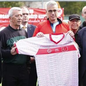 Bakan Memişoğlu, organ bağışı i&ccedil;in d&uuml;zenlenen futbol etkinliğine katıldı