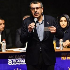 Bakan Tekin: Kendi icat ettiğin bir laikliği bana dayatıyorsun!