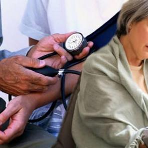 Hi&ccedil;bir belirti vermeden sinsice ilerliyor, kalp krizine sebep oluyor! Tansiyonu y&uuml;kselten alışkanlıklar nelerdir?