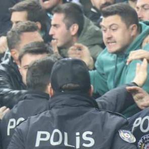 Sakaryaspor - Kocaelispor ma&ccedil;ında ortalık karıştı!