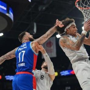 Anadolu Efes evinde mağlup!