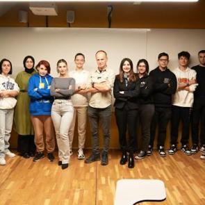 ‘Derste Konuk Var’ ile deneyimli isimden öğrencilere uygulamalı eğitim