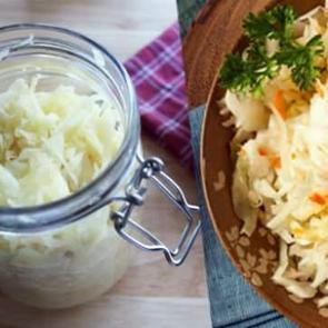 Canan Karatay &ouml;neriyor: Yaşlanmayı &ouml;nl&uuml;yor, kanserle savaşıyor! Lahana turşusunun faydaları nelerdir?