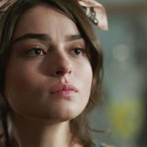 Ay&ccedil;a Ayşin Turan'ın baş&ouml;rt&uuml;l&uuml; hali g&uuml;ndem oldu! Camideki pozları...