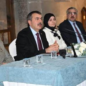 Bakan Tekin a&ccedil;ıkladı! 300 bin &ouml;ğretmene yeni &uuml;nvan