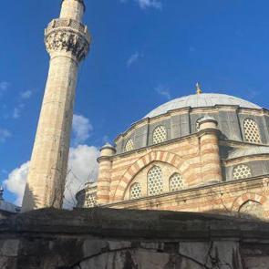 Fatih'te 439 yıllık camiye pimapen taktılar! Tarihi külliye harabeye döndü