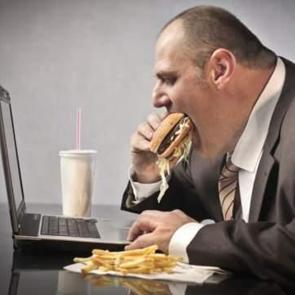 S&uuml;rekli yağlı yiyecekler t&uuml;ketenler dikkat! Bunları yapıyorsanız tehlike kapınızı &ccedil;alabilir