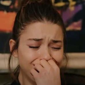 Afra Saracoğlu g&ouml;zyaşlarını tutamadı: S&uuml;rekli seni kesiyorum!