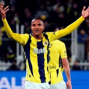 Fenerbah&ccedil;e'de Rodrigo Becao kadro dışı bırakıldı