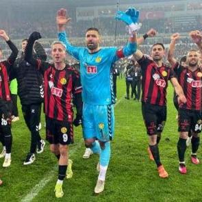 S&uuml;per Lig'in efsane kul&uuml;b&uuml; Amat&ouml;r Lig'de tarihe ge&ccedil;ti!