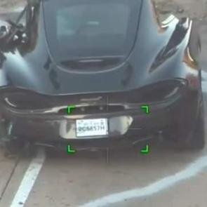 Toyota Corolla ve McLaren kazaya karıştı! &Ouml;l&uuml;mc&uuml;l kazada l&uuml;ks otomobil ikiye b&ouml;l&uuml;nd&uuml;