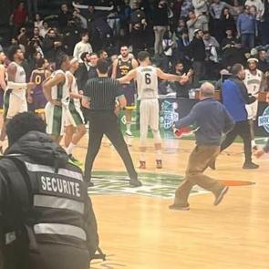 İsrailliler, Filistin bayraklı genci darbetti!