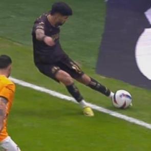 RAMS Park'ta tartışmalı pozisyonlar! 5 dakikada işler tersine d&ouml;nd&uuml;