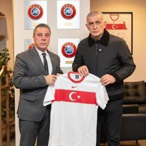 Trabzonspor'da kılı&ccedil;lar &ccedil;ekildi! İstifa istediler