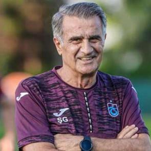 Trabzonspor gol krallığı yarışında zirvede olan ismi getiriyor!