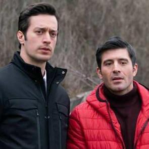 Camdaki Kız oyuncusu m&uuml;jdeyi duyurdu! Haber sunucusuyla evleniyor