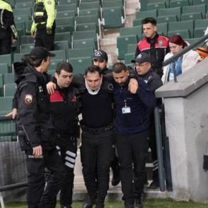 1. Lig ma&ccedil;ında ortalık karıştı! Bir polis yaralandı