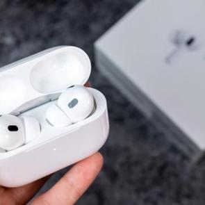 Apple&rsquo;dan yeni AirPods tasarımı sızdı: Renkli prototiplerle dikkat &ccedil;ekiyor