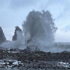Dalga y&uuml;ksekliği 8 metreye ulaştı: Kaldırım taşları yerinden s&ouml;k&uuml;ld&uuml;!