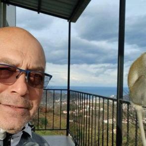 Giresun'da ilgin&ccedil; g&ouml;r&uuml;nt&uuml;ler! Hayvanat bah&ccedil;esinden ka&ccedil;tı, evin balkonunda muz yedi