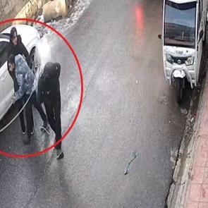 Havadan kıvılcım yağdı! Kopan elektrik teli, sokakta y&uuml;r&uuml;yen adamın &uuml;zerine d&uuml;şt&uuml;