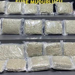 İzmir'de durdurulan ara&ccedil;ta 21 kilo skunk ele ge&ccedil;irildi