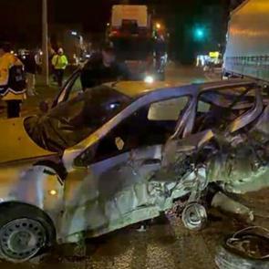&Ouml;n&uuml;ndeki otomobile arkadan &ccedil;arpıp ka&ccedil;tı; 2 uzman &ccedil;avuş yaralı