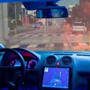 Resmen cinayete teşebbüs! Tesla otomatik pilotu aracı raylara çıkardı...