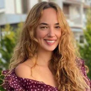 Seda Bakan'ın tesett&uuml;rl&uuml; hali! Seccade &uuml;st&uuml;ndeki pozları g&uuml;ndemde...