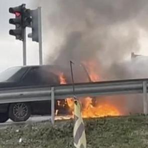 Tekirdağ'da seyir halindeki otomobil alev topuna d&ouml;nd&uuml;!