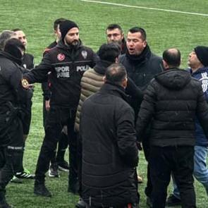 Olaylı ma&ccedil; yarıda kaldı! Polis m&uuml;dahale etti, takım sahadan &ccedil;ekildi