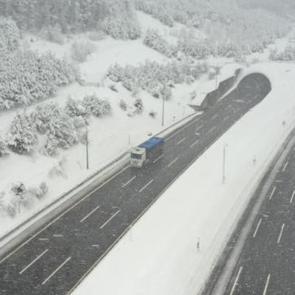 Ulaşımda 'kar ve tipi' alarmı: Bir&ccedil;ok yol kapandı, ara&ccedil;lar kara g&ouml;m&uuml;ld&uuml;!