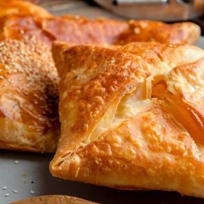 &Ccedil;ıtır &ccedil;ıtır peynirli zarf b&ouml;rek nasıl yapılır? Hazır yufkadan peynirli zarf b&ouml;rek tarifi