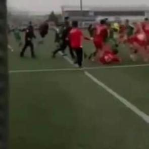 Saha boks ringine d&ouml;nd&uuml;! Taraftarlar kavgaya dahil oldu