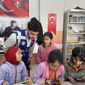 Tut Elimi Derneği'nden Erciş'e zeka ve strateji oyun materyalleri desteği